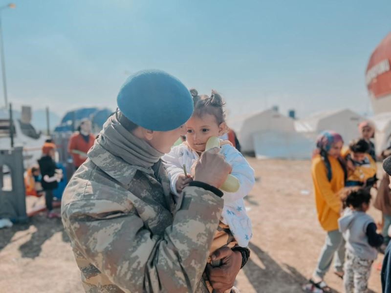 Mehmetçik çocuklarla yakından ilgilenmeye devam ediyor
