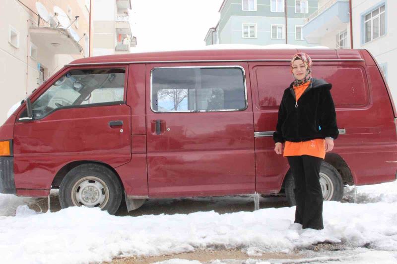 Depremzedeler için minibüsünü satılığa çıkardı
