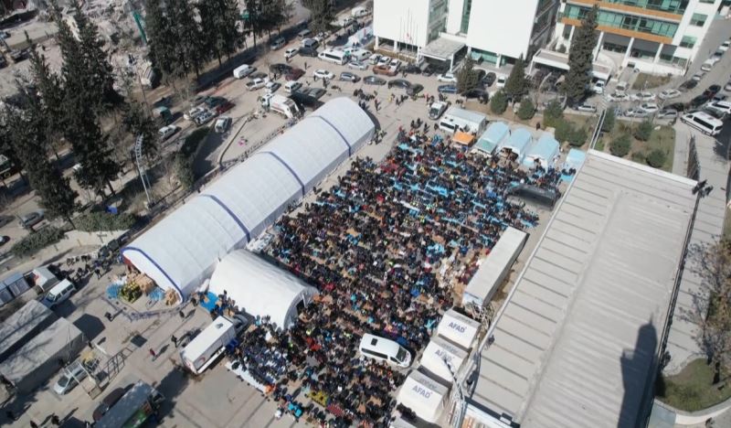 Bir yanda enkaz kaldırma çalışmaları, diğer yanda cuma namazı havadan görüntülendi
