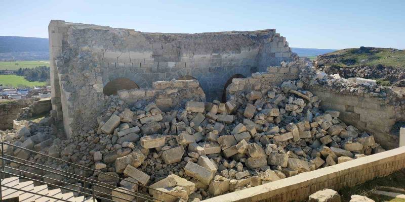 Tarihi İç Kale Cami depremde ağır hasar gördü
