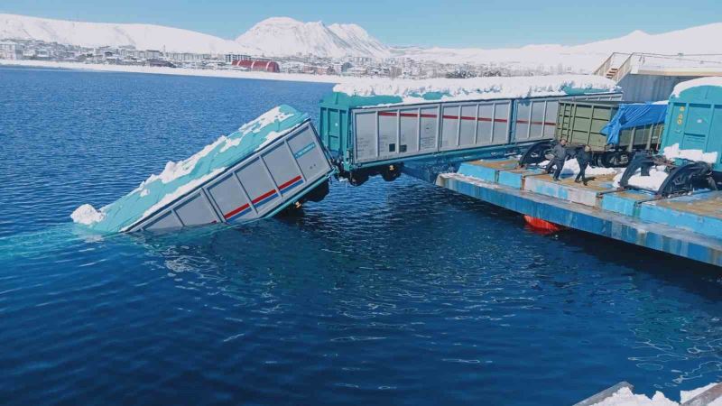 Tatvan’da feribota yükleme yapılan vagonlardan biri göle düştü
