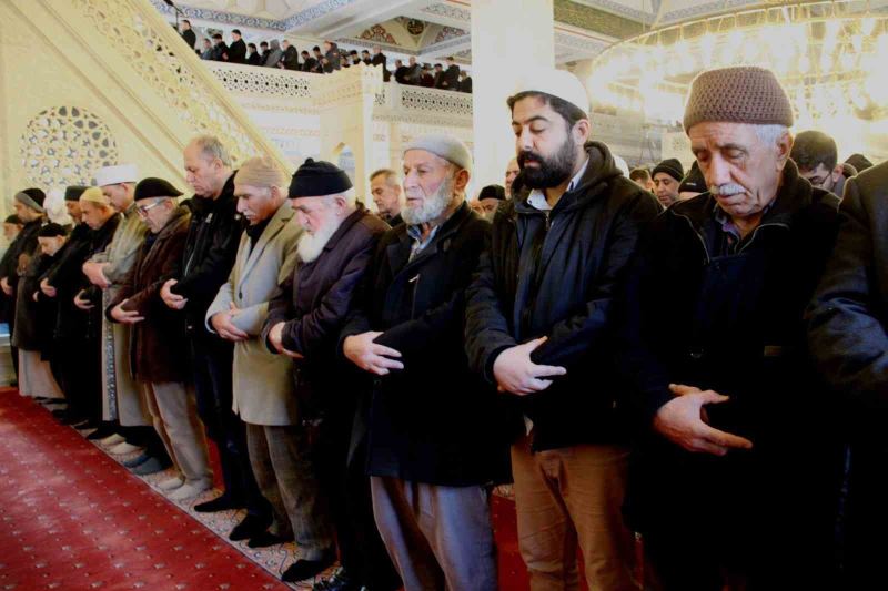 Depremde hayatını kaybedenler için Konya’da gıyabi cenaze namazı kılındı
