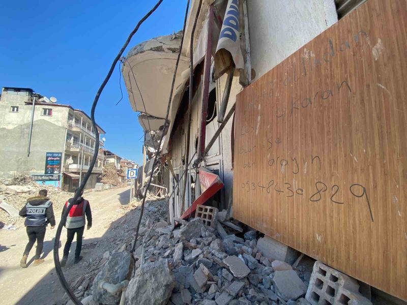 Hatay’da enkazda yakınlarını bulamayınca mesaj bıraktı: ‘Enkazda ceset çıkaran olur ise beni arasın’
