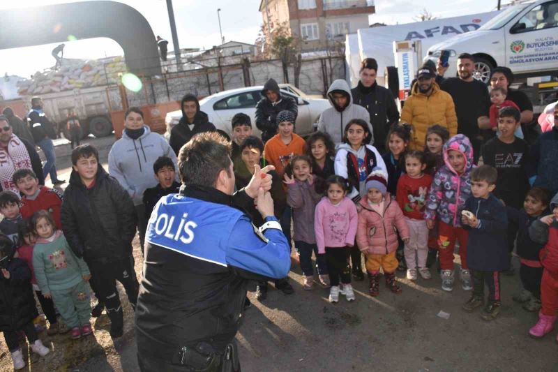 Polisten depremzede çocuklar için etkinlik
