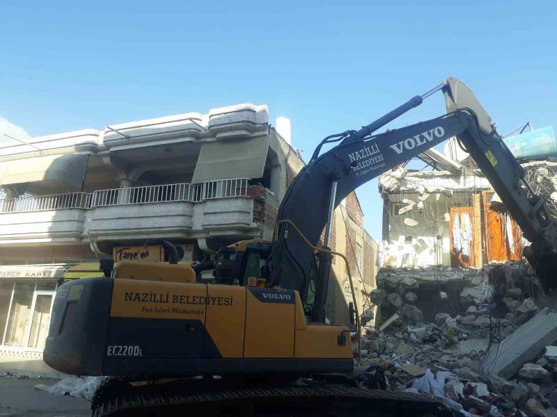 Nazilli Belediyesi deprem bölgesinde yaraları sarıyor
