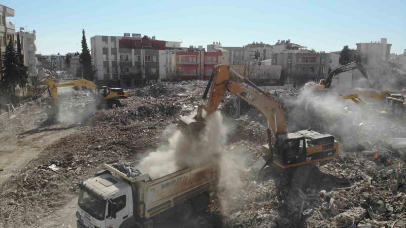 Adıyaman’da depremin 13’üncü günündeki enkaz kaldırma çalışmaları havadan görüntülendi
