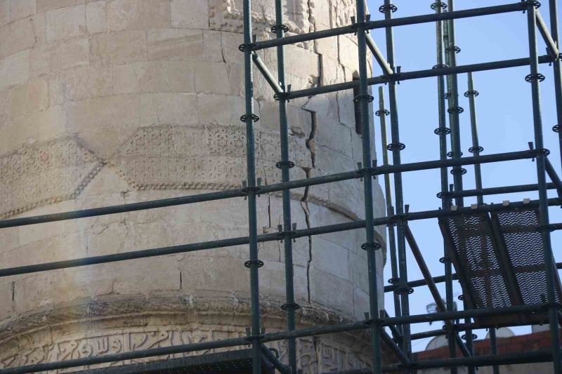 Diyarbakır’da 5 asırlık Parlı Sefa camisinin minaresi depremden zarar gördü
