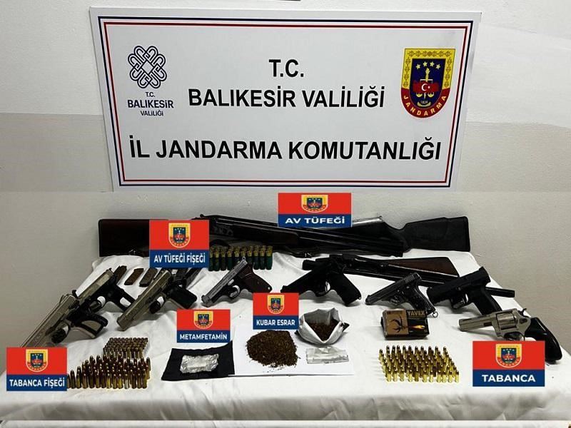 Balıkesir’de silah ve uyuşturucu madde satan şahsa operasyon
