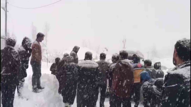 Kardan kapanan yol açılarak hastaya ulaşıldı
