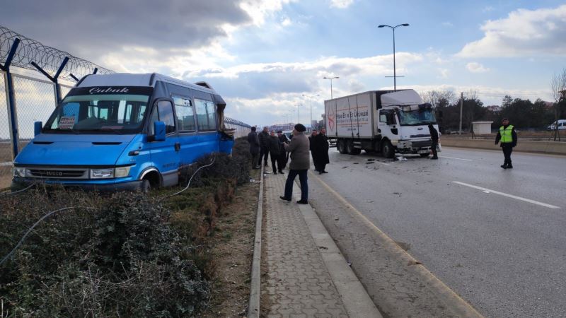 Ankara’da kamyon ile minibüs çarpıştı: 7 yaralı
