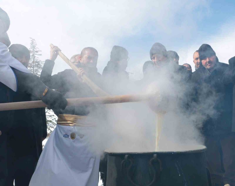 Karda kazanlar kurulup salepler hazırlandı, sucuk ekmek yendi
