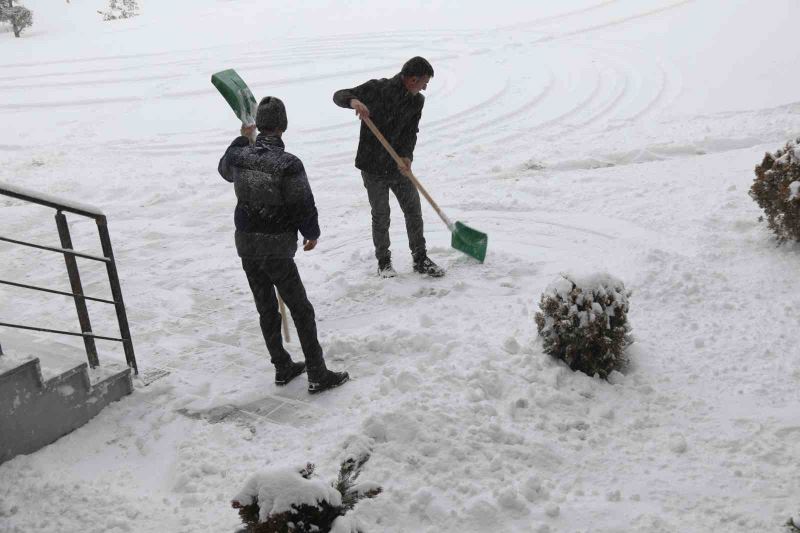 Başkale’de 38 yerleşim yerinin yolu ulaşıma kapandı
