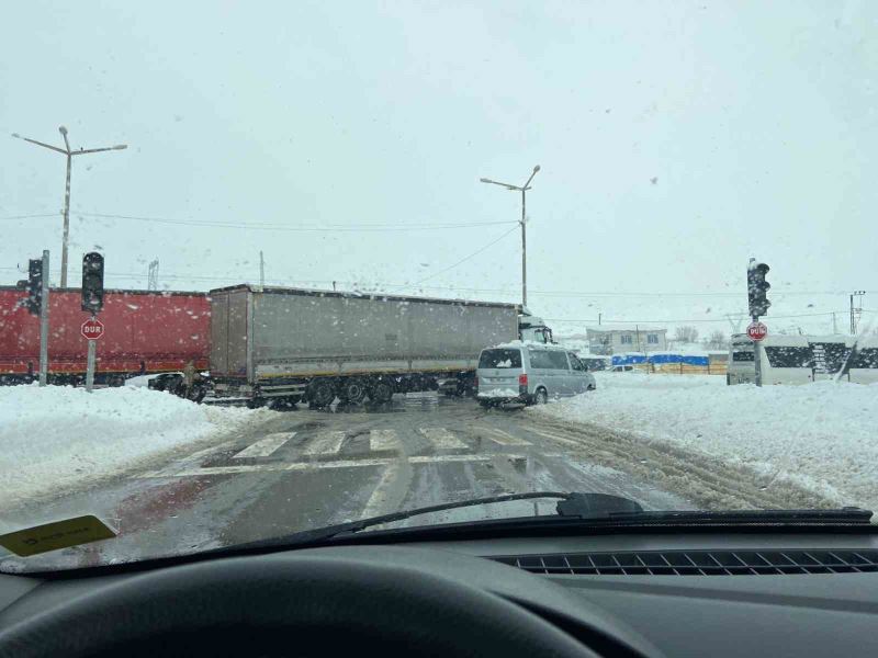 Tatvan’da tır ile minibüs çarpıştı: 3 yaralı
