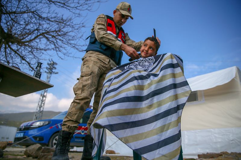 Jandarma Köy Köy Gezerek Depremzedeleri Tıraş Ediyor