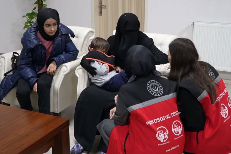 Bakanlık Enkazdan Yaralı Kurtulan Depremzede Çocukları Denizli’de Anneleriyle Buluşturdu