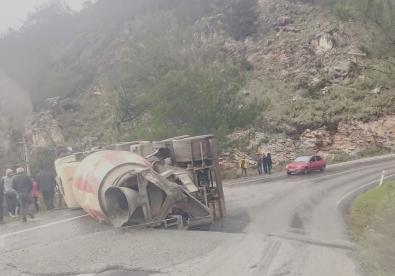 Yağıştan kayganlaşan yolda beton mikseri devrildi: 1 yaralı
