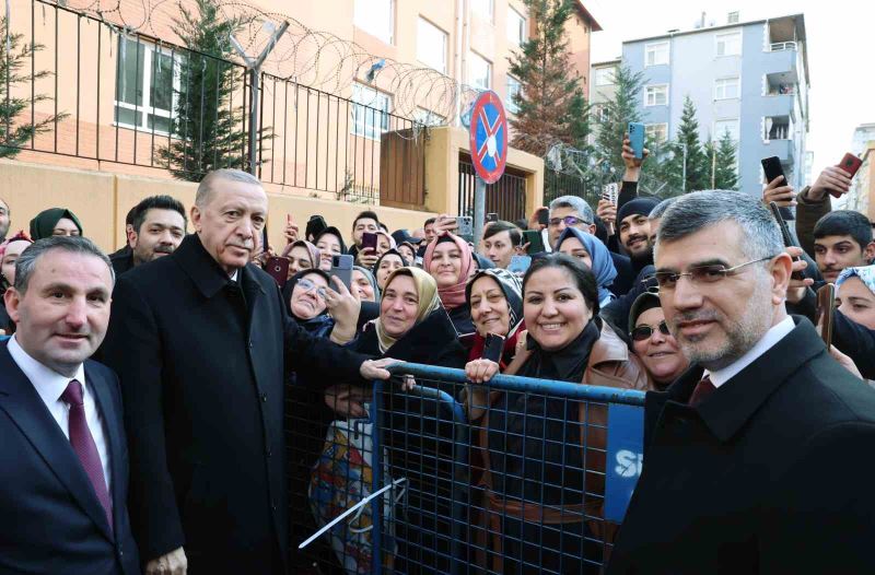 Cumhurbaşkanı Erdoğan, AK Parti Sultanbeyli İlçe Başkanlığını ziyaret etti
