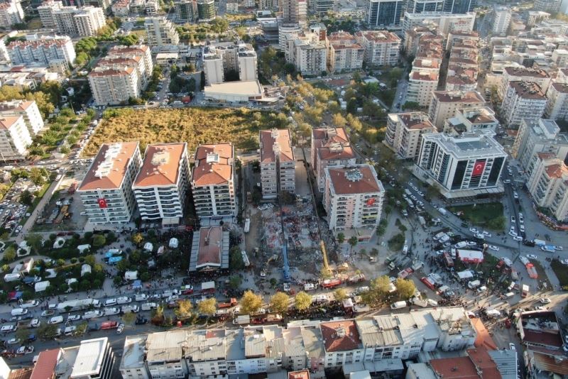 36 kişiye mezar olan apartman davasında belediye görevlileri hakim karşısında
