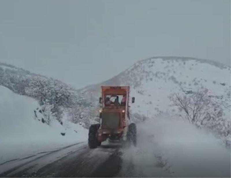 Tunceli’de karla mücadele çalışmaları sürüyor
