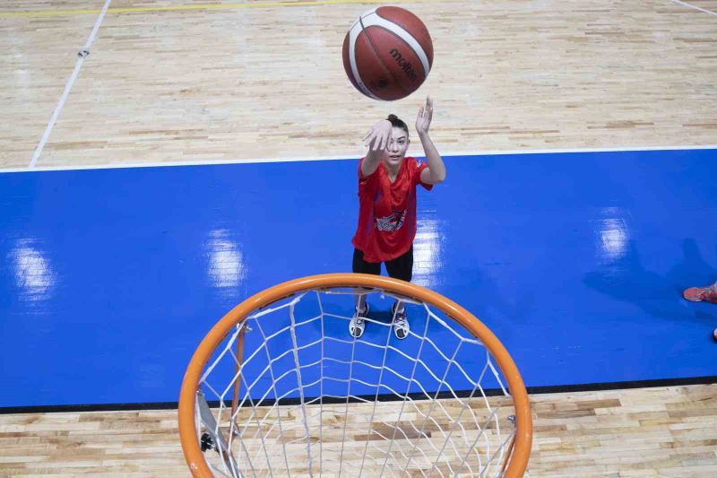 Mersin’den genç basketbolcular, gelişim kampına katıldı
