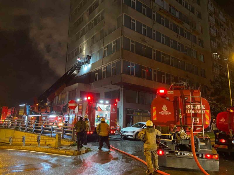 Şişli’de 8 katlı boş binanın 2’nci katı alev alev yandı
