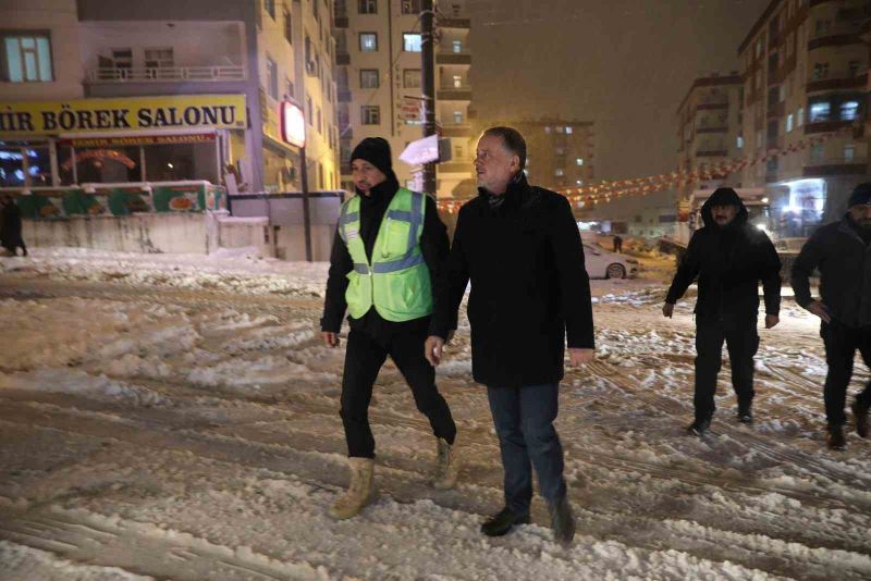 Artuklu Belediye Başkanı Tatlıdede: “Bizler de ekip arkadaşlarımız ile birlikte sahadayız”
