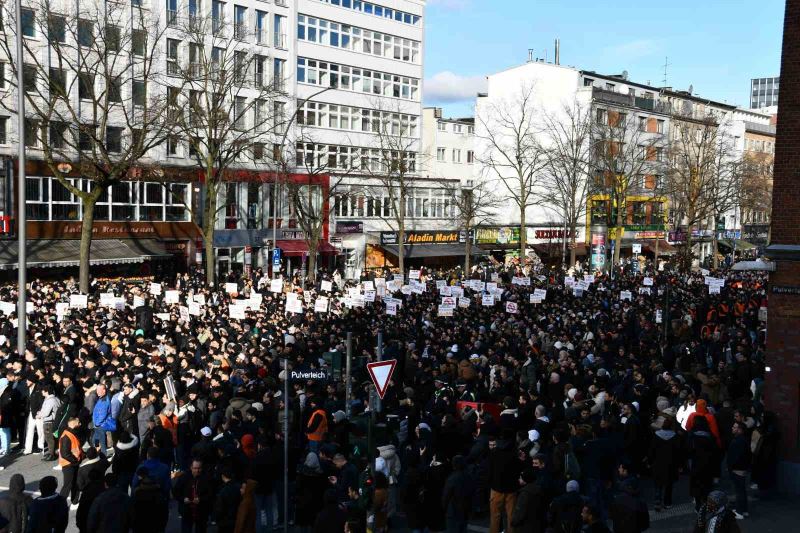 İsveç’te Kur’an-ı Kerim’in yakılması Hamburg’da protesto edildi
