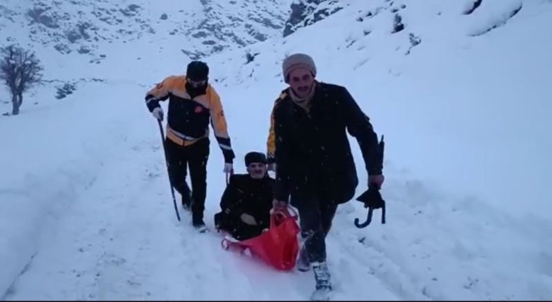 Karın geçit vermediği yolda 90 yaşındaki hasta kızakla ambulansa ulaştırıldı
