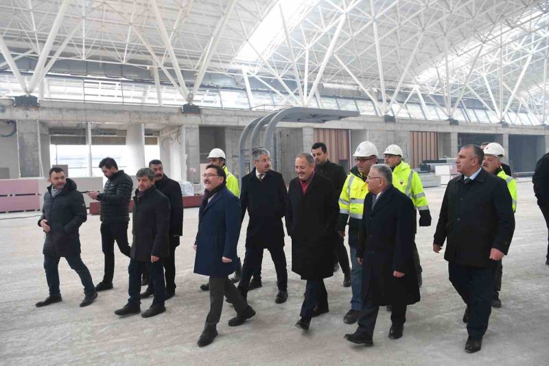 Kayseri protokolü Kayseri Havalimanı Yeni Terminal Binası Çalışmalarını Yerinde İnceledi