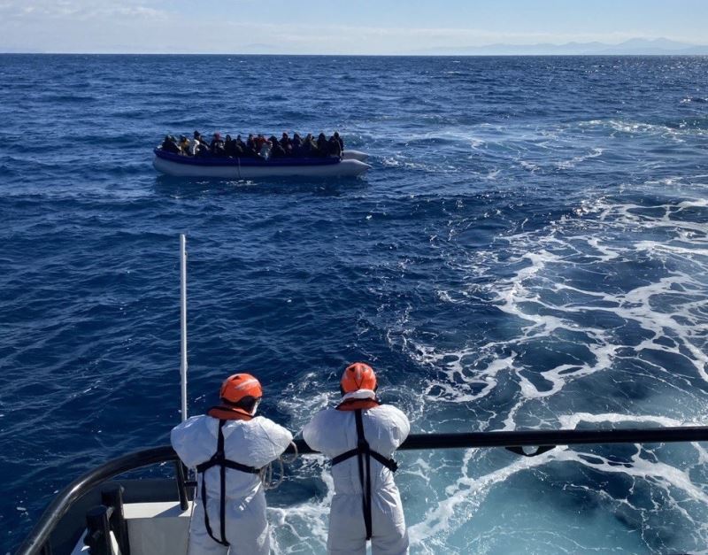 İzmir açıklarında 62 düzensiz göçmen kurtarıldı
