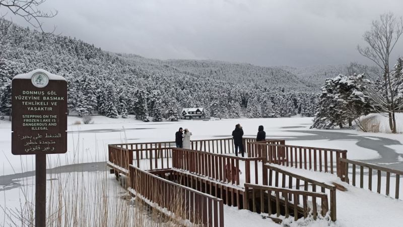 Bolu’nun incisi Gölcük buz tuttu
