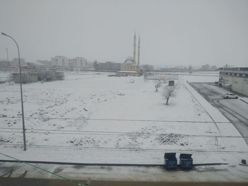 Yavuzeli’nde yılın ilk kar yağışı başladı
