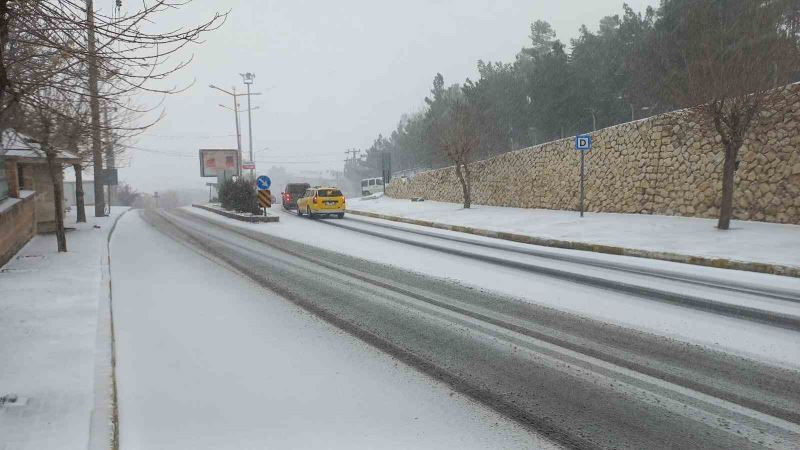 Mardin’de kar yağışı araç sürücülerine zor anlar yaşattı
