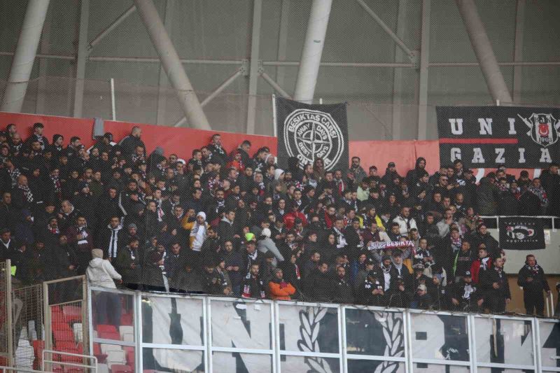 Beşiktaşlı taraftarlar takımını yalnız bırakmadı
