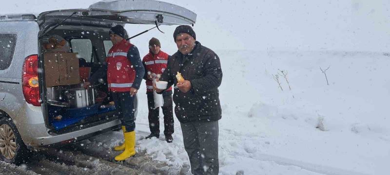 Aile ve Sosyal Hizmetler Bakanlığından yolda kalan vatandaşlara gıda yardımı
