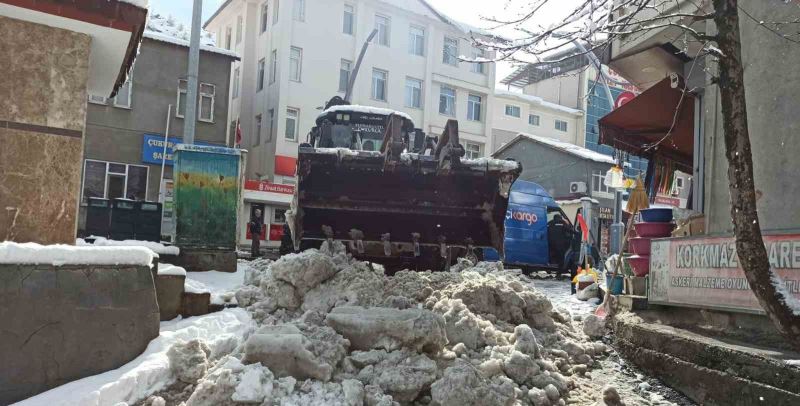 Çukurca Belediyesi’nden kar temizleme çalışması
