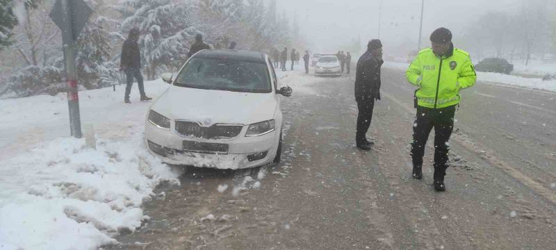 Karda kayan otomobil yayalara çarptı: 5 yaralı
