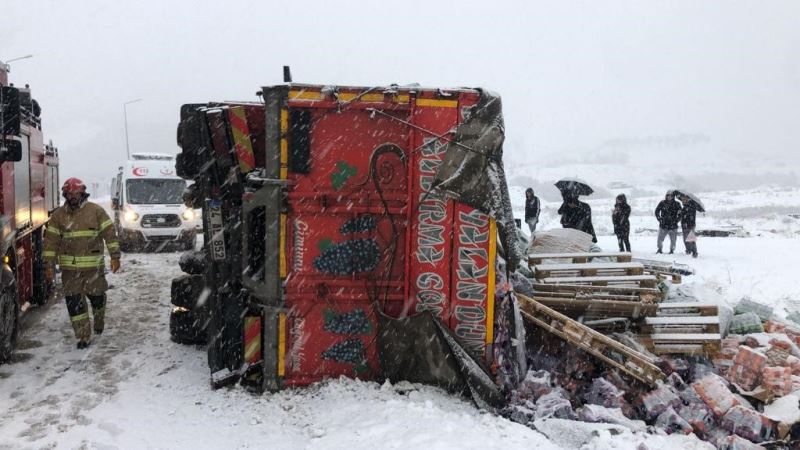 Tunceli’de tır özel otomobilin üzerine devrildi: 2 yaralı
