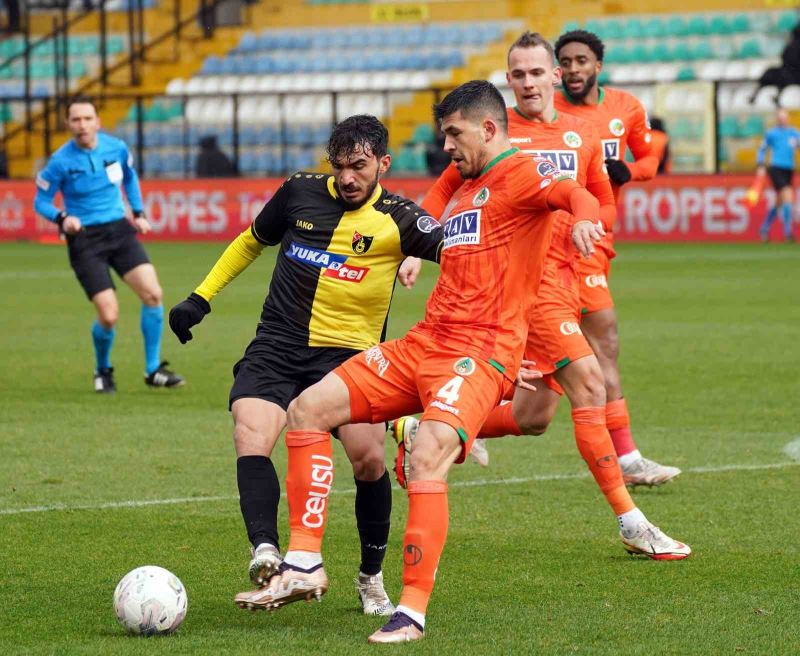 Spor Toto Süper Lig: İstanbulspor: 0 - Alanyaspor: 0 (İlk yarı)
