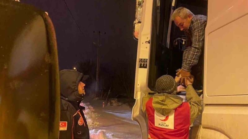 AFAD ve Kızılay, yolda mahsur kalan tır sürücülerini yalnız bırakmadı
