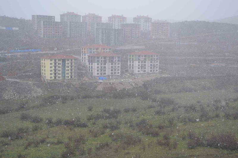 Balıkesir’de beklenen kar yağışı başladı
