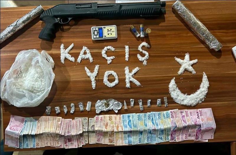 İzmir polisi uyuşturucu tacirlerini ’ŞUT’ladı
