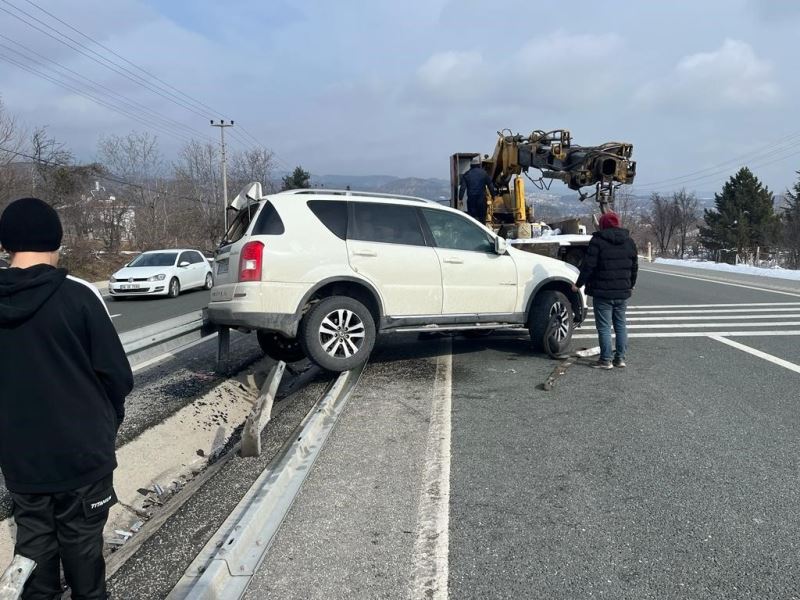 Yoldan çıkan cip bariyerlere çarptı: 2 yaralı
