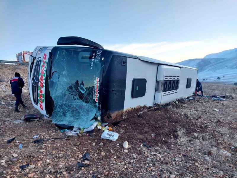 Yolcu otobüsü devrildi: 6 ölü, 35 yaralı
