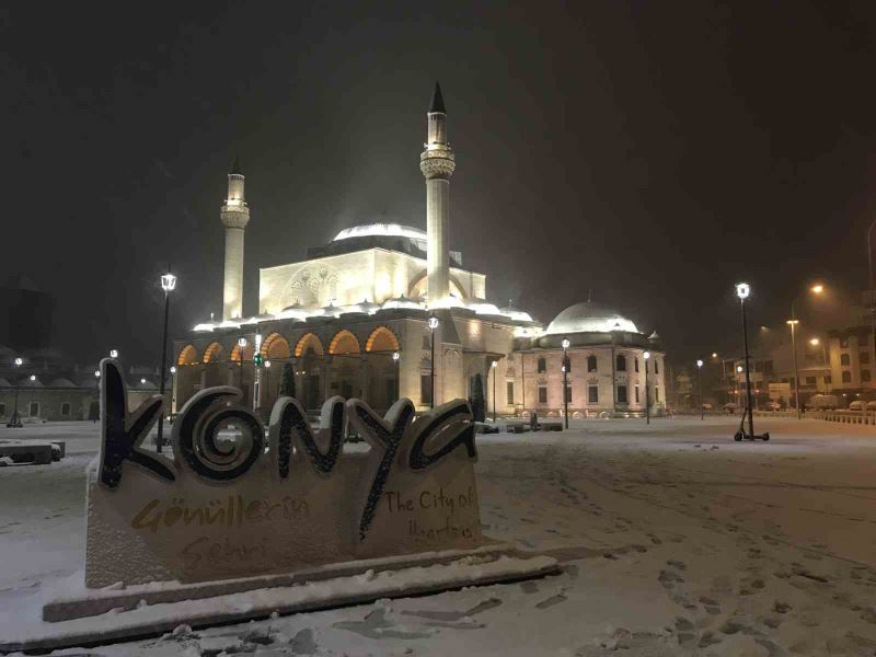 Konya’da kar yağışından okullar tatil oldu, yollar ulaşıma kapandı
