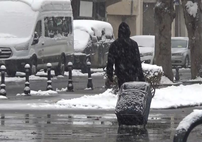 Gaziantep’te kar yağışı etkisini sürdürüyor
