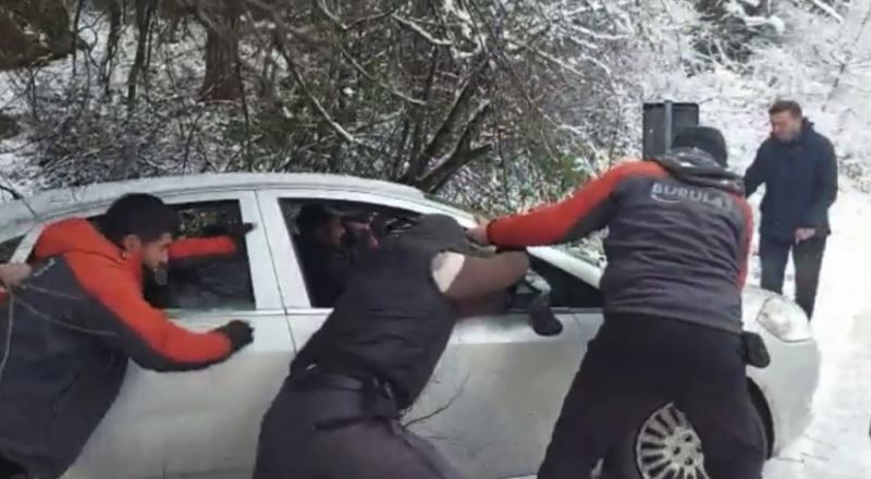 Bursa’da şarampole uçan otomobilin yardımına otopark görevlileri yetişti
