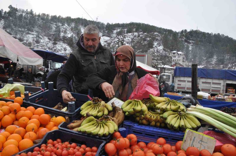 İlk emekli maaşını aldığı gün bir kamyon dolusu ürünü 5 liradan satacak
