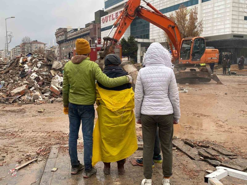 3 çocuğu ve eşiyle 4. kattan zemine kadar düşen daireden sağ kurtuldu
