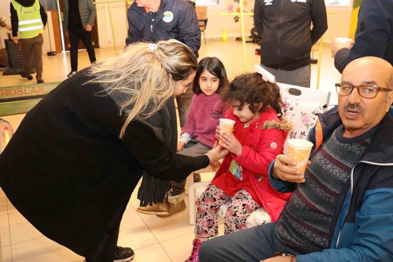 Toroslar Belediyesi depremden etkilenen vatandaşların yanında
